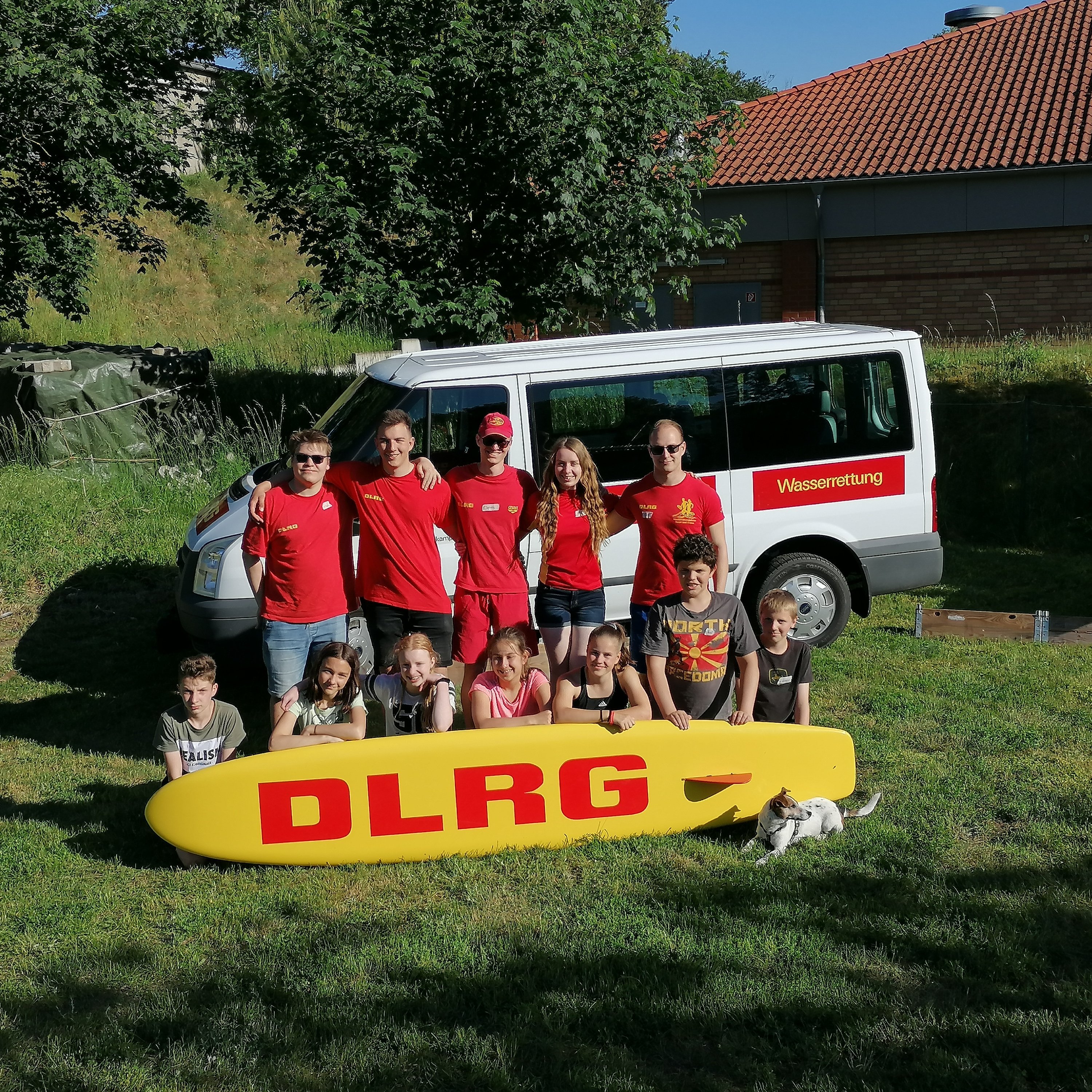 Gruppenbild Jugendveranstaltung Juni 2022 mit Transporter und Rettungsboard